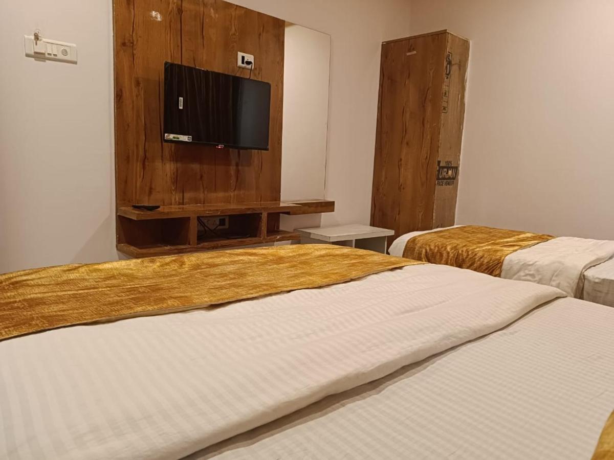 Hotel Maan Palace Vadodara Extérieur photo