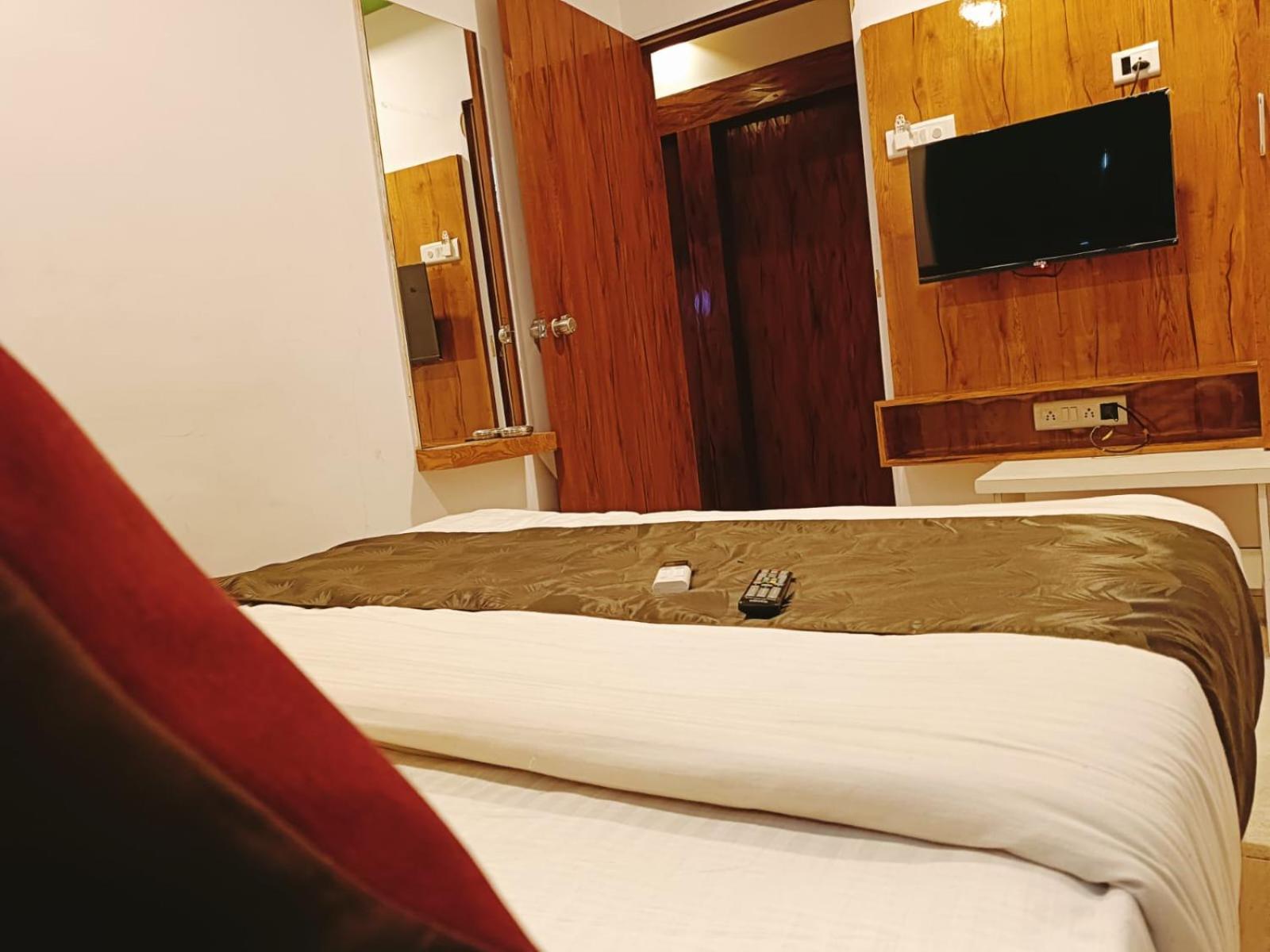 Hotel Maan Palace Vadodara Extérieur photo