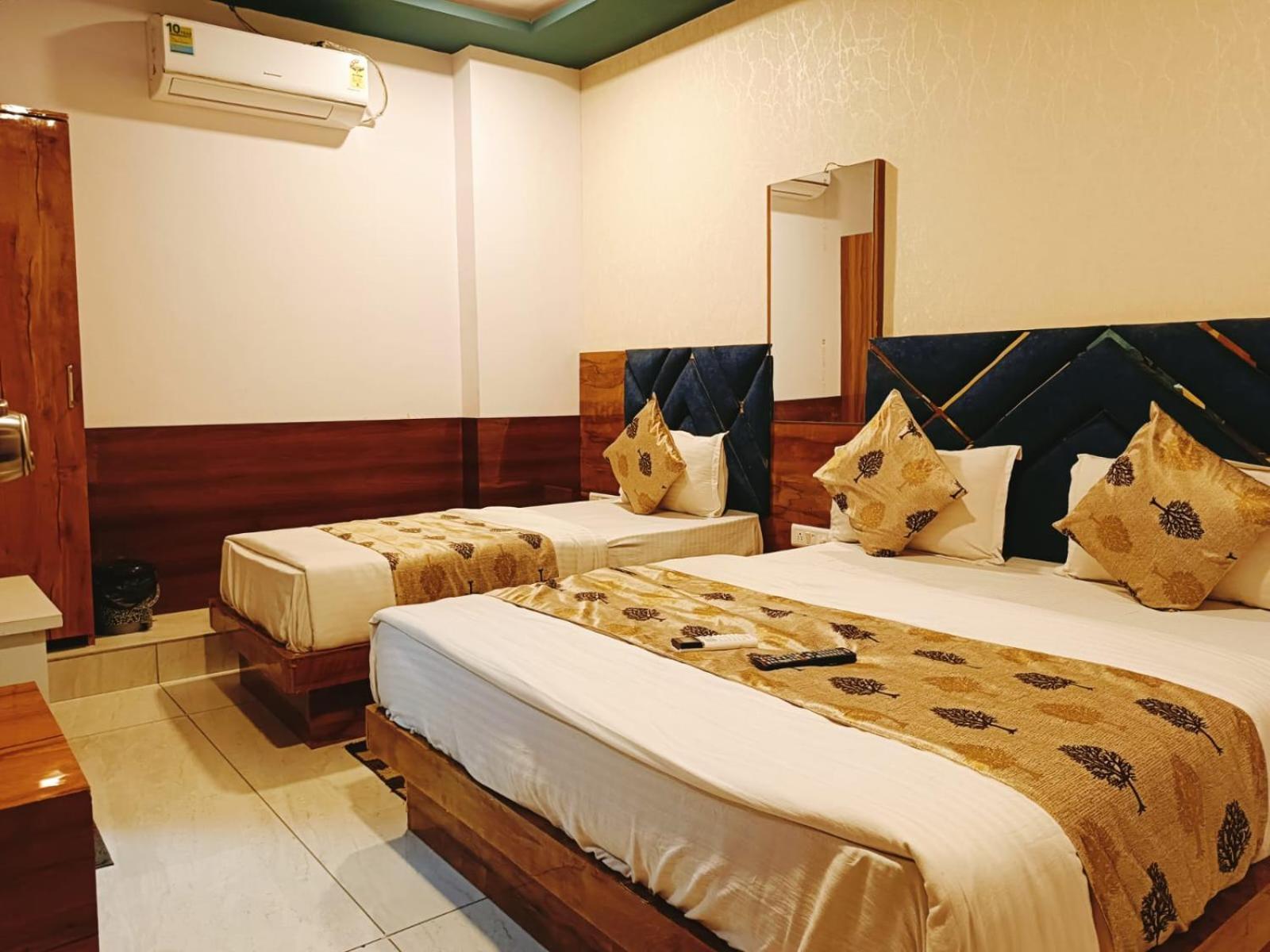 Hotel Maan Palace Vadodara Extérieur photo